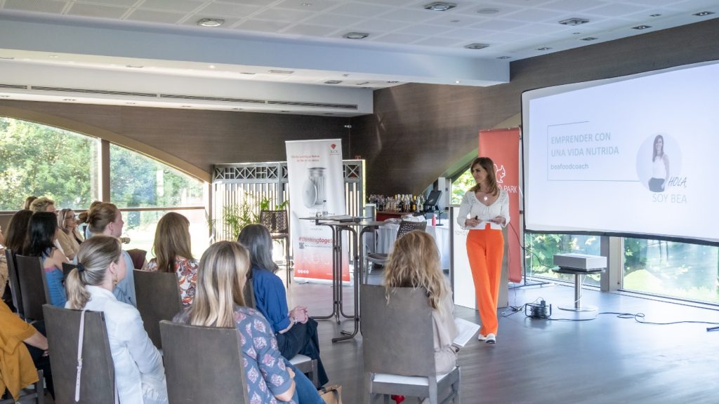 Beatriz Rodríguez realizando dinámicas grupales en un curso de wellness corporativo.
