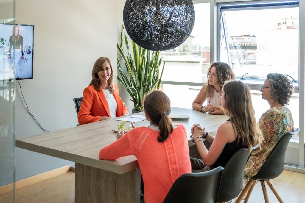 Bea foodcoach en una asesoría nutricional en su consulta de nutricion en asturias