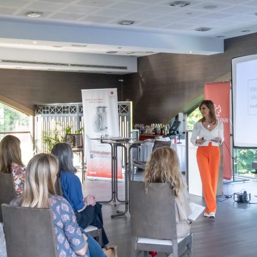 Beatriz Rodríguez realizando dinámicas grupales en un curso de wellness corporativo.